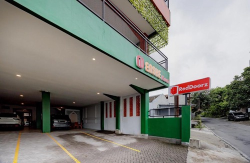 Tembalang Hotel | RedDoorz Syariah near UNIMUS 2 Semarang