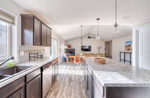 Redmond House | Redmond Basecamp Getaway = Fun/Climb/Hike/Ski/Family-Smith/ExpoCtr/Sisters/Bend!