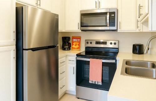 South Redondo Apartment | Redondo Huge 1Bedroom,3 Queens, close to Beach Sleeps 7