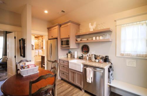 Siskiyou-Hargadine Historic District House | RedTail Inn - 3 Suites Sleeps up to 12
