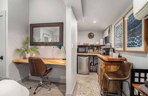 Upper Telegraph Apartment | Redwood Room