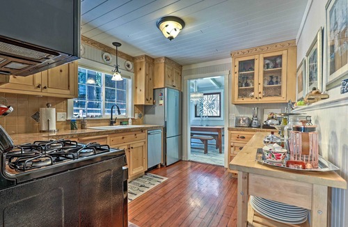 Guerneville Cabin | Redwoods Cabin w/Hot Tub: Walk to Russian River!