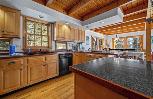 Rangeley House | Reef's Rangeley Lodge - great amenities, including hot tub!