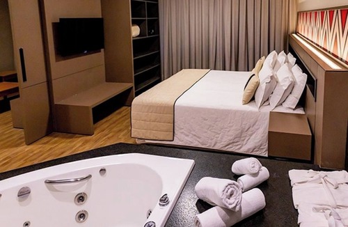 Foz do Iguacu Hotel | Refined Master Stay | Free Breakfast, Pool Bar & 5 mi to Three Borders
