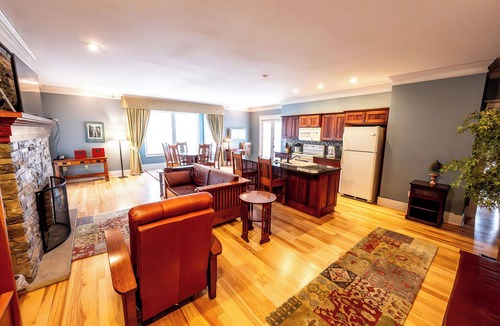 Shawnee On Delaware Hotel | Refined Mountain Getaway | Premium Comfort Amid Stunning Surroundings w/Parking