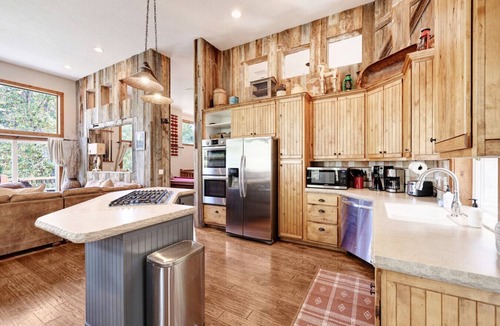 Sundance Cabin | Refined mountain retreat among aspens Private setting Hot tub Quiet surroundings Minutes to Sundance