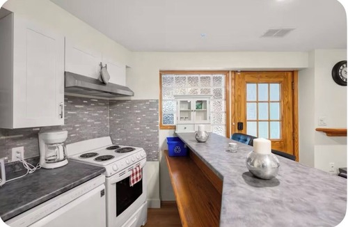 Upper Lonsdale House | Refined North Shore 3BR Retreat, North Vancouver.