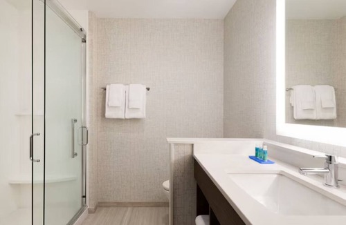 Roselawn Finance Hotel | Refined Room Perfect for Couples Exploring Local Attractions in Cincinnati