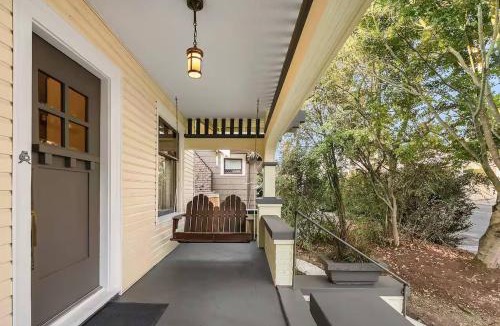 Wallingford House | Refined Seattle Craftsman - Perfect Family Retreat near Parks, Zoo & UW