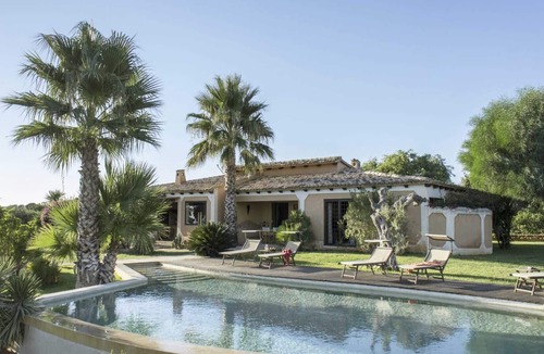 Castelvetrano Villa | Refined villa embellished by a large green park