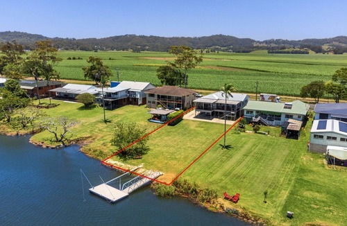 South Murwillumbah House | Reflections on the Tweed - Waterfront Pet Friendly Home with Boat Pontoon! Min. 3N - Linen Provided