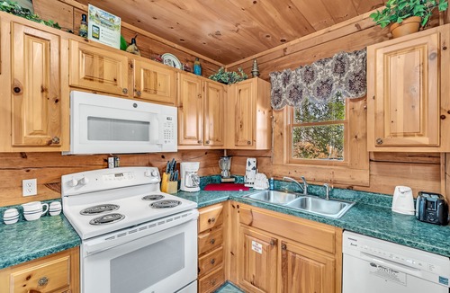 Sevierville Cabin | Reflections, Hot Tub, Pool, WIFI, $560 FREE tickets each paid day!