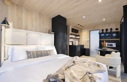Torrey House | Reflections - Luxe Mirror Home Near Capitol Reef