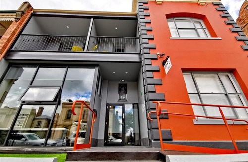 Launceston CBD Bed & Breakfast | Refresh109 on Cameron