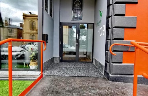 Launceston CBD Bed & Breakfast | Refresh109 on Cameron