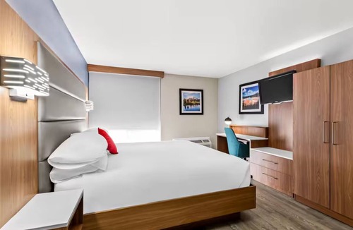 Cheyenne Hotel | Refreshed Space | Deluxe 2 Room King Suite Near Scenic Cheyenne Botanic Gardens