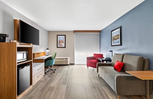 Cheyenne Hotel | Refreshed Space | Deluxe 2 Room King Suite Near Scenic Cheyenne Botanic Gardens
