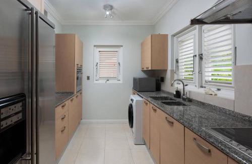 Porters House | Refreshing 2bed Townhome walking distance to beach