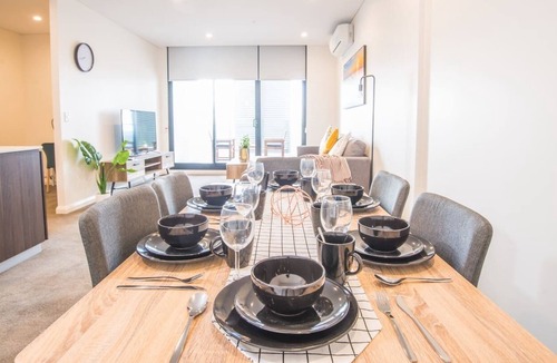 Liverpool Apartment | REFRESHING 2bed2bath APT in Up&Coming Liverpool