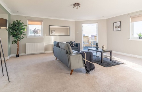 St. Davids Apartment | Refreshing Modern Apartment in Dunfermline