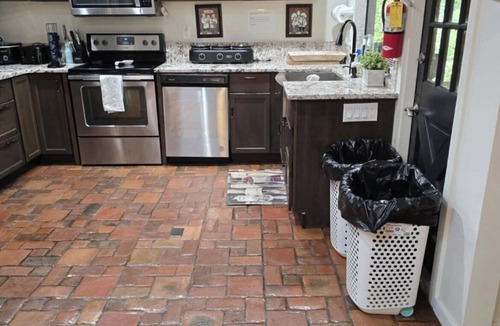 Eustis Ski Chalet | Refuge Home, Jacuzzi & Heated Pool 35 min Orlando.