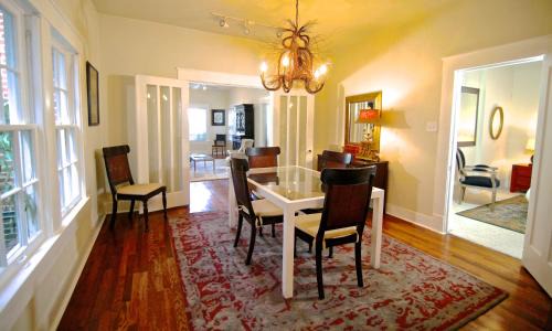 Neartown Apartment | Refuge in the Heart of Montrose