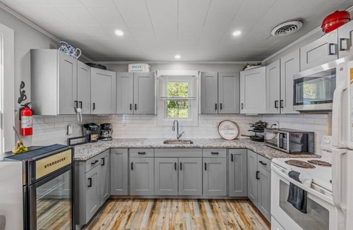 Berkeley Springs House | Refugio - Artsy vibe and retreat, zen garden, fire pit, downtown Berkeley Springs