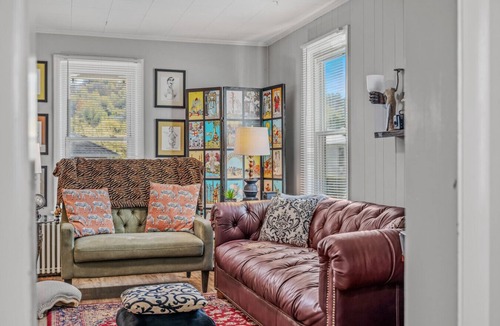 Berkeley Springs House | Refugio - Artsy vibe and retreat, zen garden, fire pit, downtown Berkeley Springs