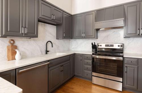 Old West Broad Neighborhood House | Refurbished Townhome Walk to Forsyth & Parking