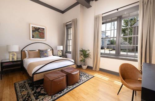 Old West Broad Neighborhood House | Refurbished Townhome Walk to Forsyth & Parking