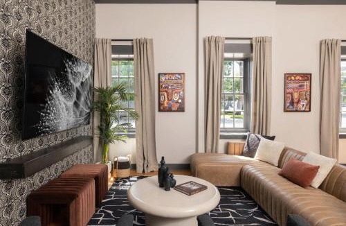 Old West Broad Neighborhood House | Refurbished Townhome Walk to Forsyth & Parking