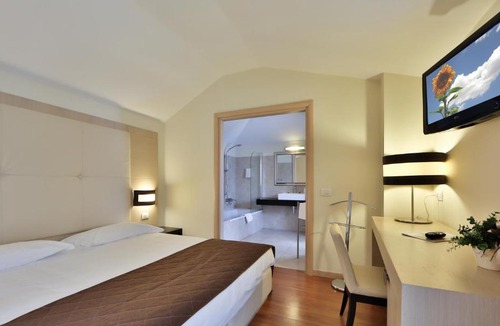 Mompiano Hotel | Regal Hotel