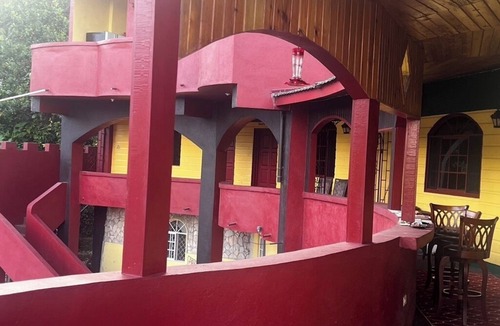Cave Apartment | Regal Mountain Retreat with Pool and full kitchen
