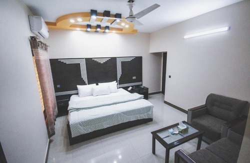 PECHS Hotel | Regalia inn