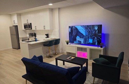 Southwest Edmonton House | Reignare suites