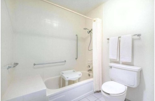 Lawton Hotel | Relax After Sightseeing in King Room w/Seasonal Pool Near Wichita Mountains