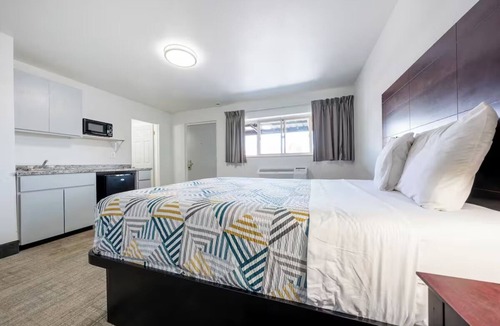 Hollywood District Hotel | Relax and Explore from Ideal Budget Room in Portland