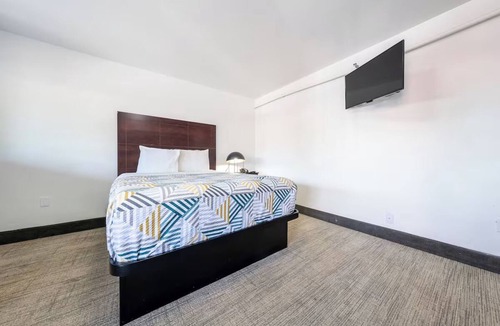 Hollywood District Hotel | Relax and Explore from Ideal Budget Room in Portland