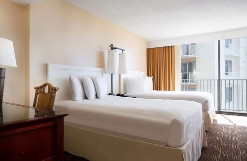 Waikiki Hotel | Relax and Unwind! 2 Comfortable Units, Outdoor Pool, Minutes to Honolulu Zoo