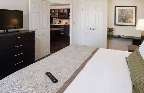Horsham House | Relax and Unwind! 2 Convenient Units, Free Parking, Near Meeting House Park