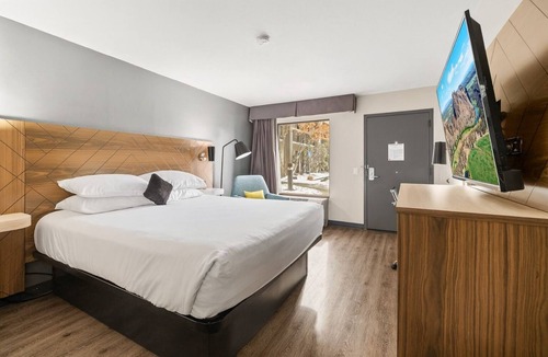 Orchard District Hotel | Relax and Unwind! 4 Convenient Units. Minutes Away to Historic Downtown!