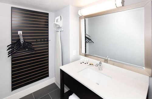 Downtown Tucson Hotel | Relax and Unwind in Downtown Tucson! 4 Kid-friendly Rooms! Outdoor Pool Onsite!