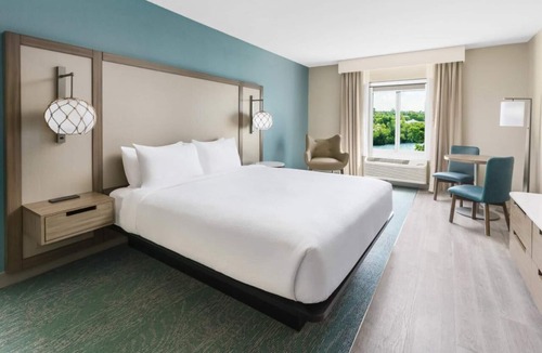Marathon Hotel | Relax and Unwind! Outdoor Pool, Free Breakfast, Pets Are Welcome!