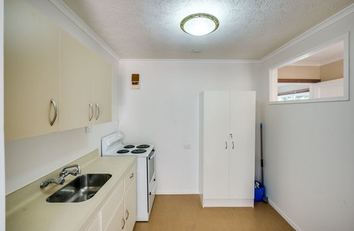 Hospital Hill House | Relax At Poolside - Napier Holiday Home