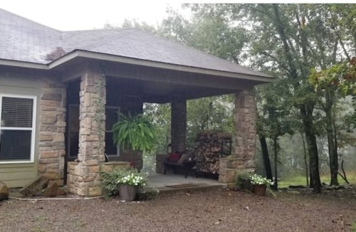 Morrilton House | Relax at this Mountaintop Retreat