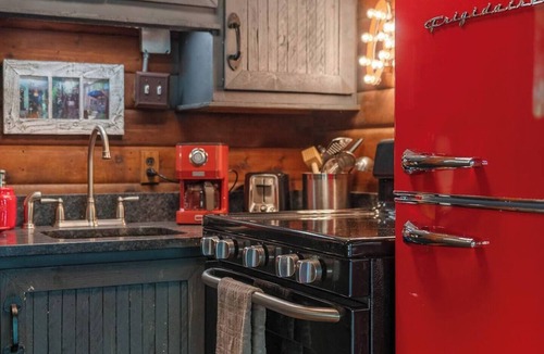 North Bend Cabin | Relax at this Peaceful 1 bedroom cabin on the river