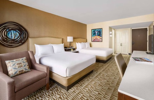 Phoenix Hotel | Relax at This Phoenix Gem – Free Shuttle, Refreshing Pool & Trails Nearby