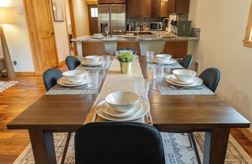 Paradise Estates Cabin | Relax by Rainier: Cozy Luxe King, Full Kitchen, Covered Fire Pit, 5 mi to Park