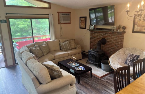 Greentown House | Relax by the lake