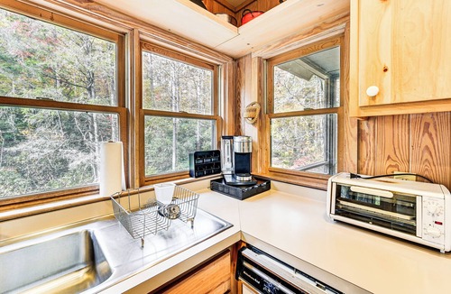 Marietta Cabin | Relax Creekside: Forest-View Gem in Marietta!